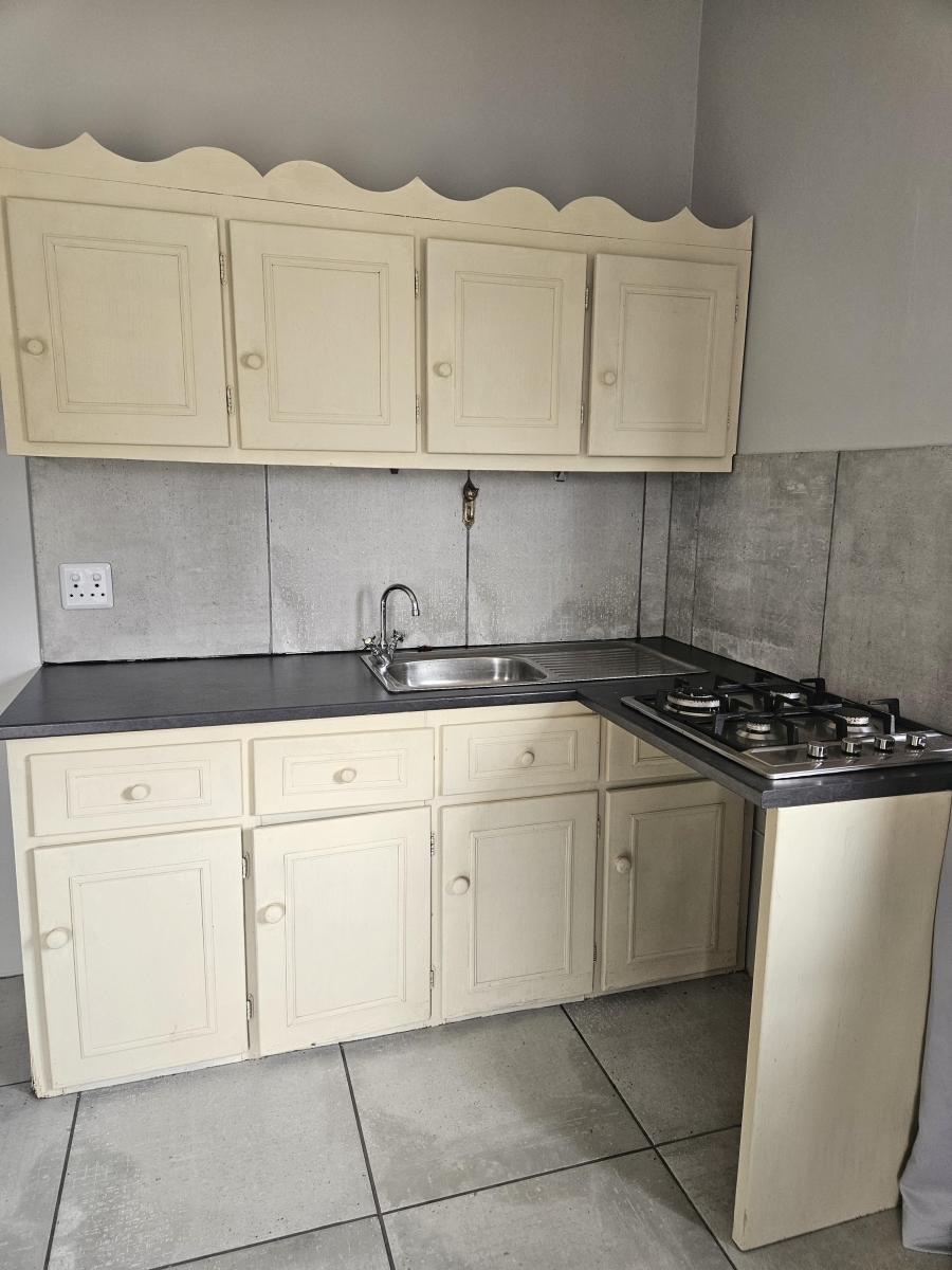 To Let 1 Bedroom Property for Rent in Theescombe Eastern Cape